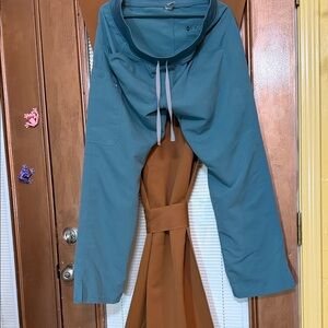 Figs scrub pants size large. Several pockets